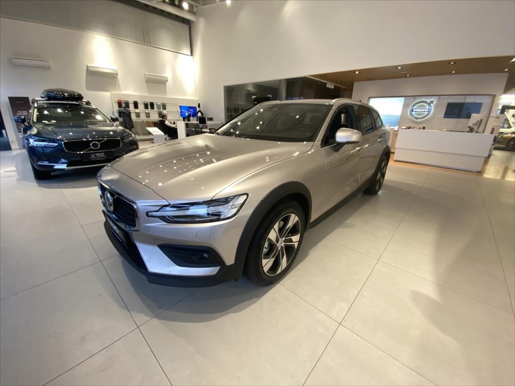 Volvo V60 2,0   B4 AWD Cross Country PLUS *