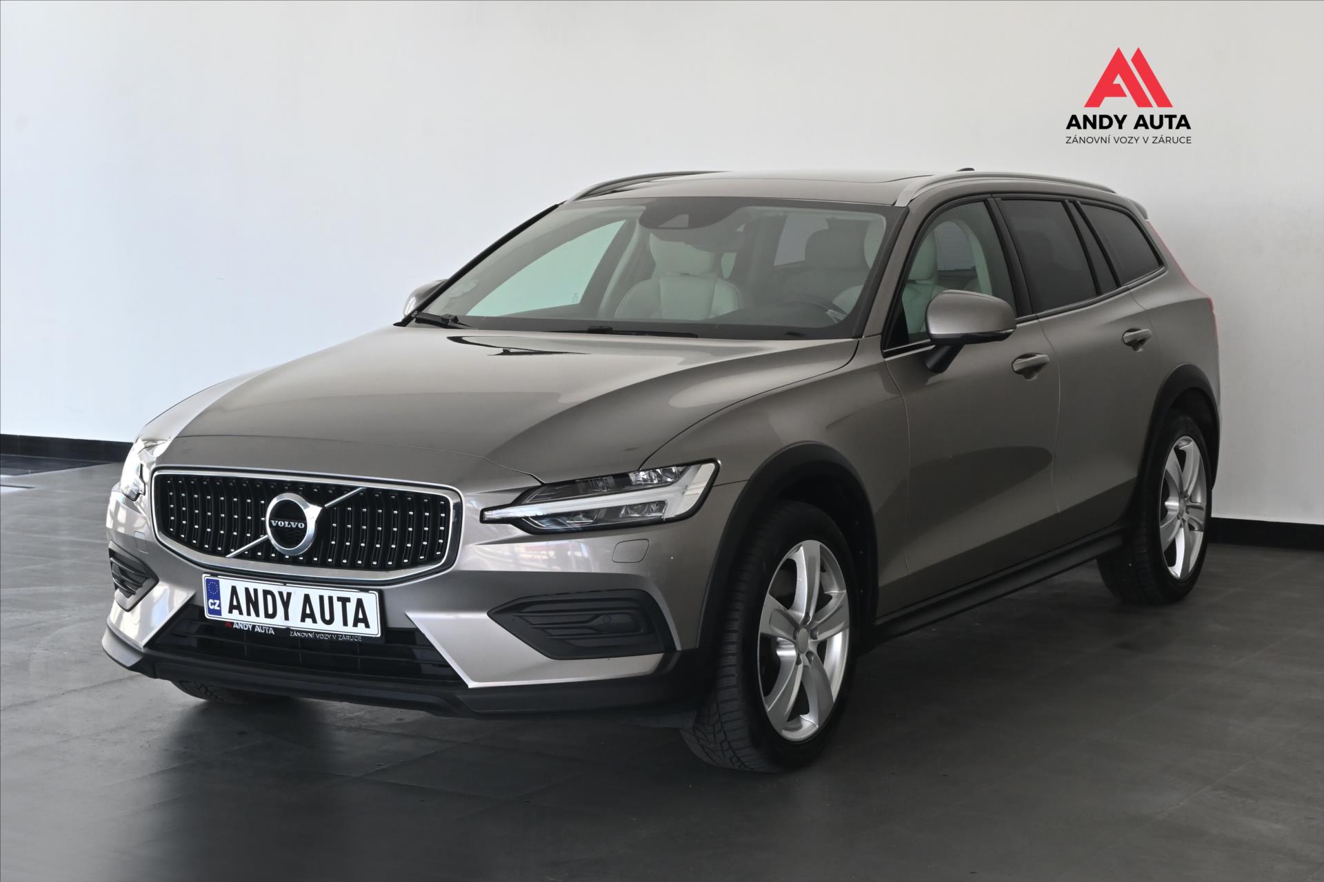 Volvo V60 2,0 D4 140 kW AWD CROSS COUNTRY Zruka a 5 let