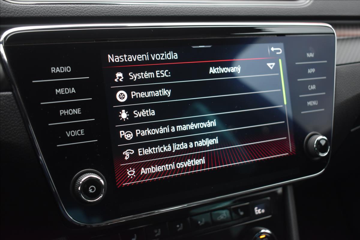 Škoda Superb 1,4 TSi  iV Sportline Virtual LED Tažné - 30
