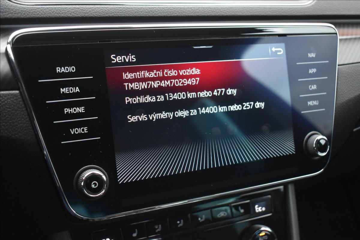 Škoda Superb 1,4 TSi  iV Sportline Virtual LED Tažné - 33