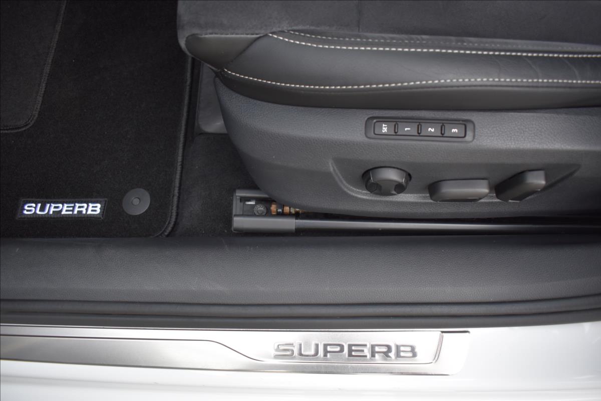 Škoda Superb 2,0 TDi  DSG Premium Edition Virtual - 23