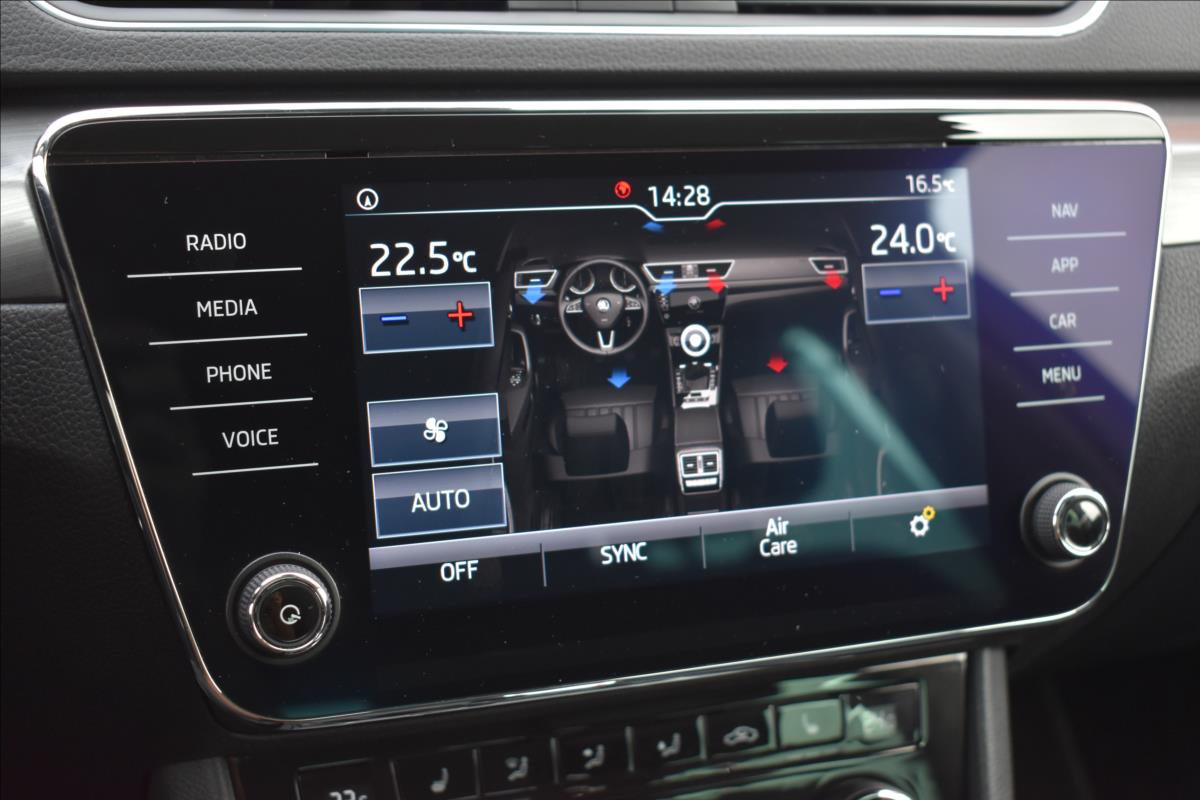 Škoda Superb 2,0 TDi  DSG Premium Edition Virtual - 42