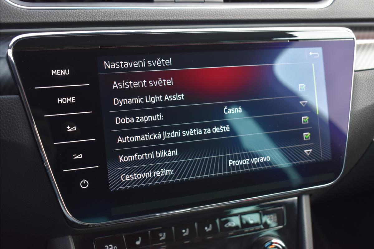 Škoda Superb 2,0 TDi  DSG Sportline Virtual Assist - 31