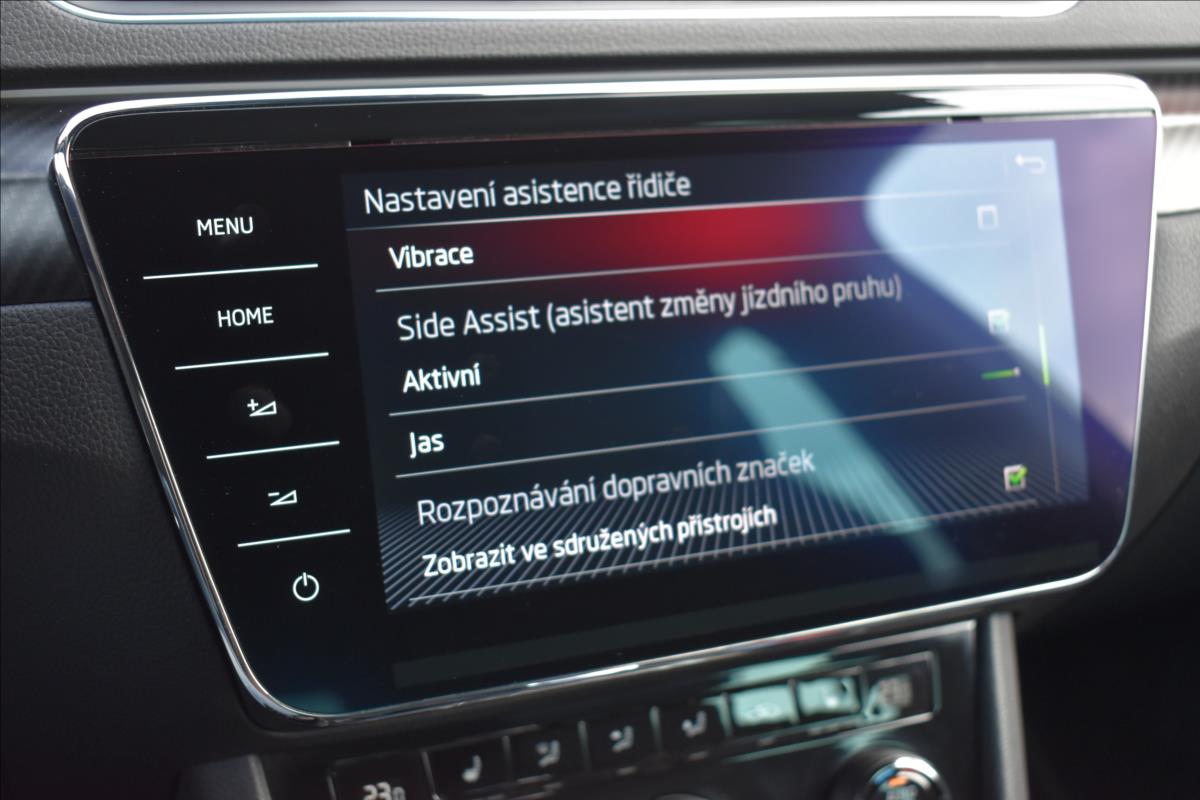 Škoda Superb 2,0 TDi  DSG Sportline Virtual Assist - 34