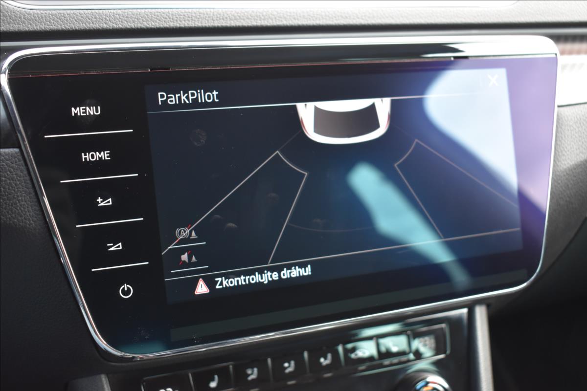 Škoda Superb 2,0 TDi  DSG Sportline Virtual Assist - 45