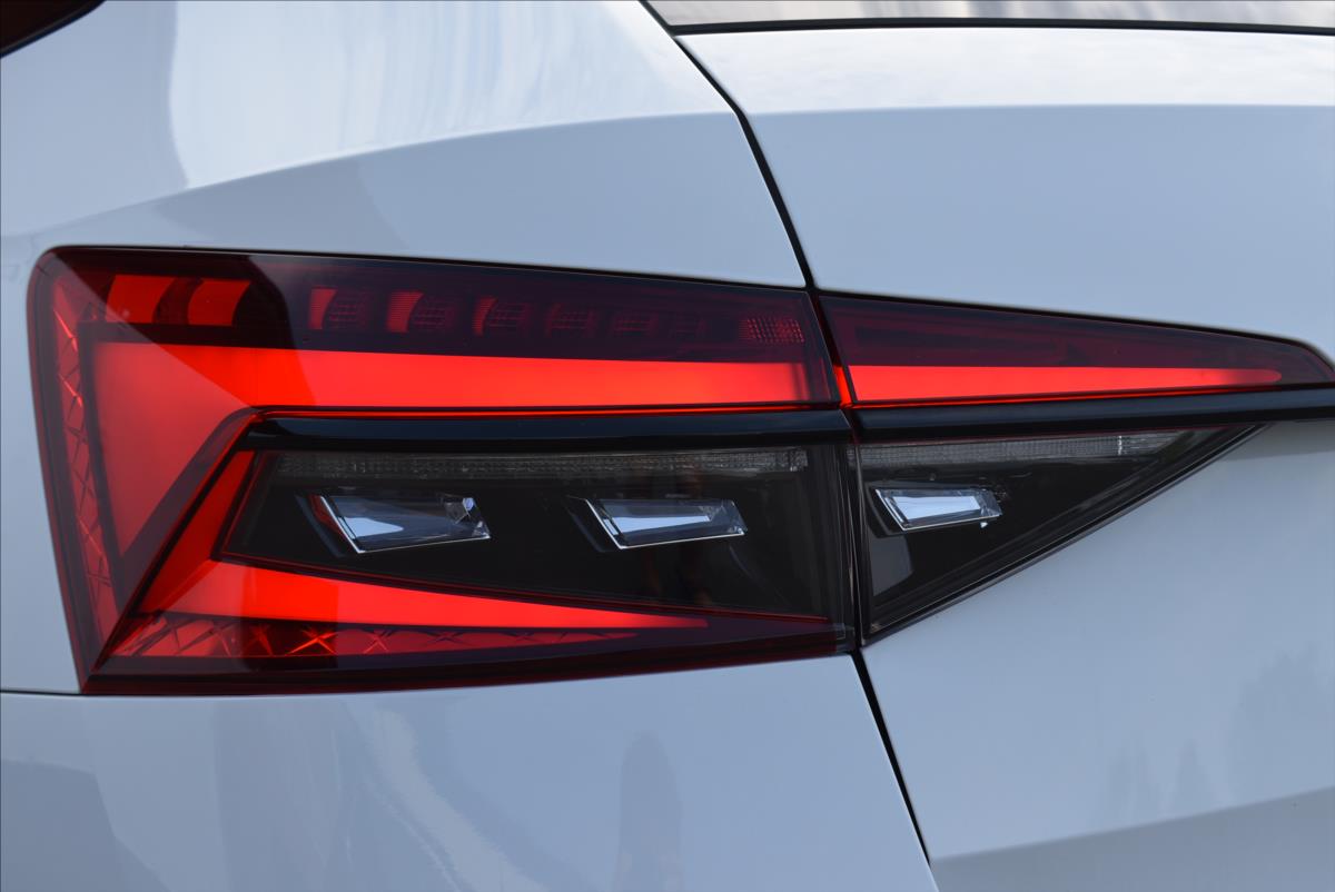 Škoda Superb 2,0 TDi  DSG Sportline Virtual PDC - 9