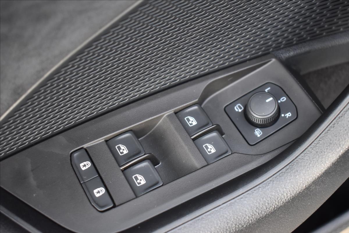 Škoda Octavia 1,4 TSi  iV DSG RS Virtual LED Matrix - 17