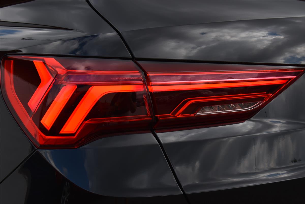 Audi Q3 1,4 45 TFSIe  S-tronic S-line LED Assist - 9