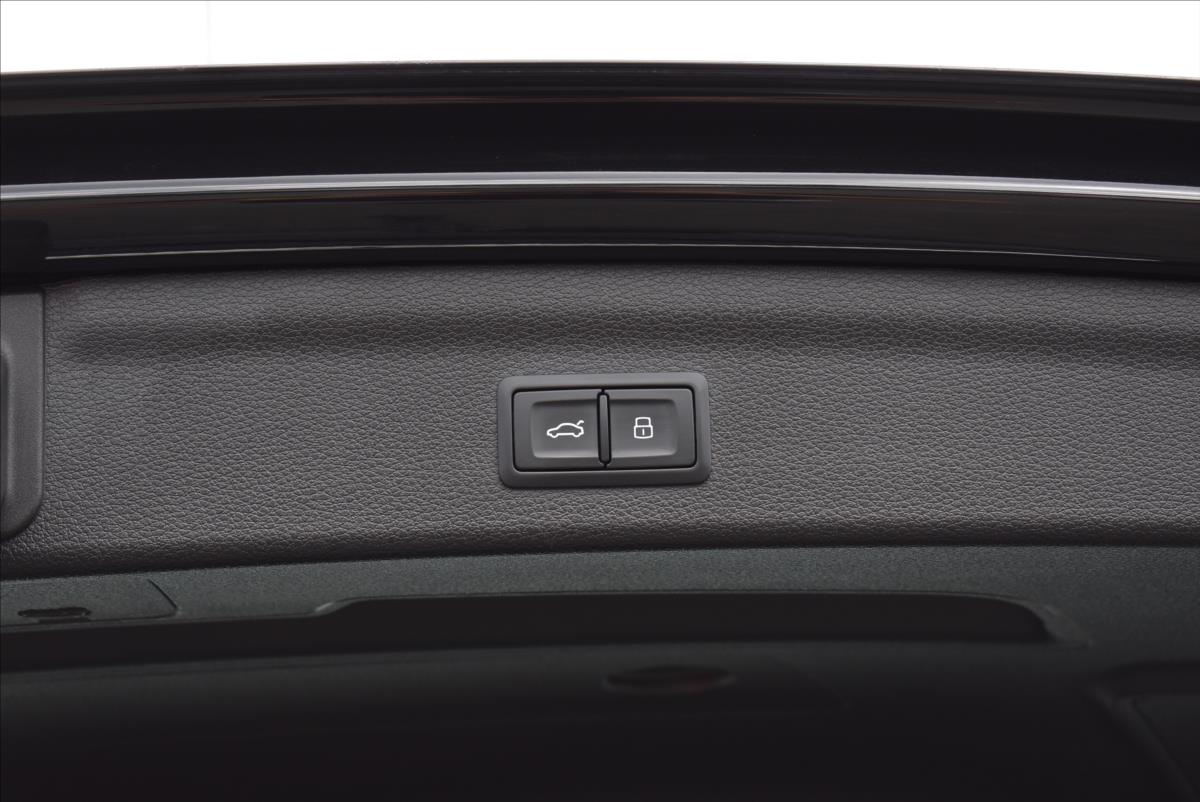 Audi Q3 1,4 45 TFSIe  S-tronic S-line LED Assist - 10