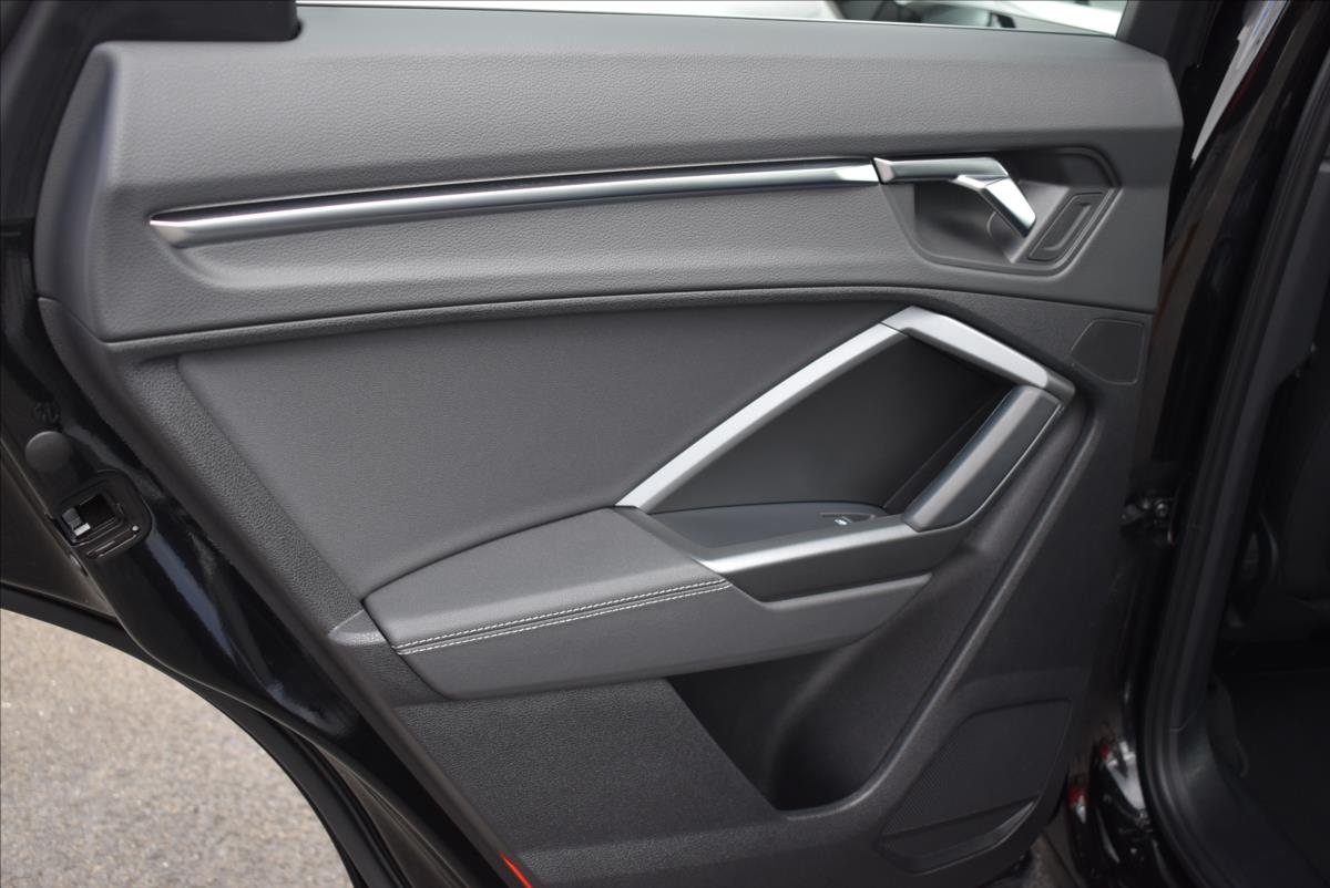 Audi Q3 1,4 45 TFSIe  S-tronic S-line LED Assist - 13