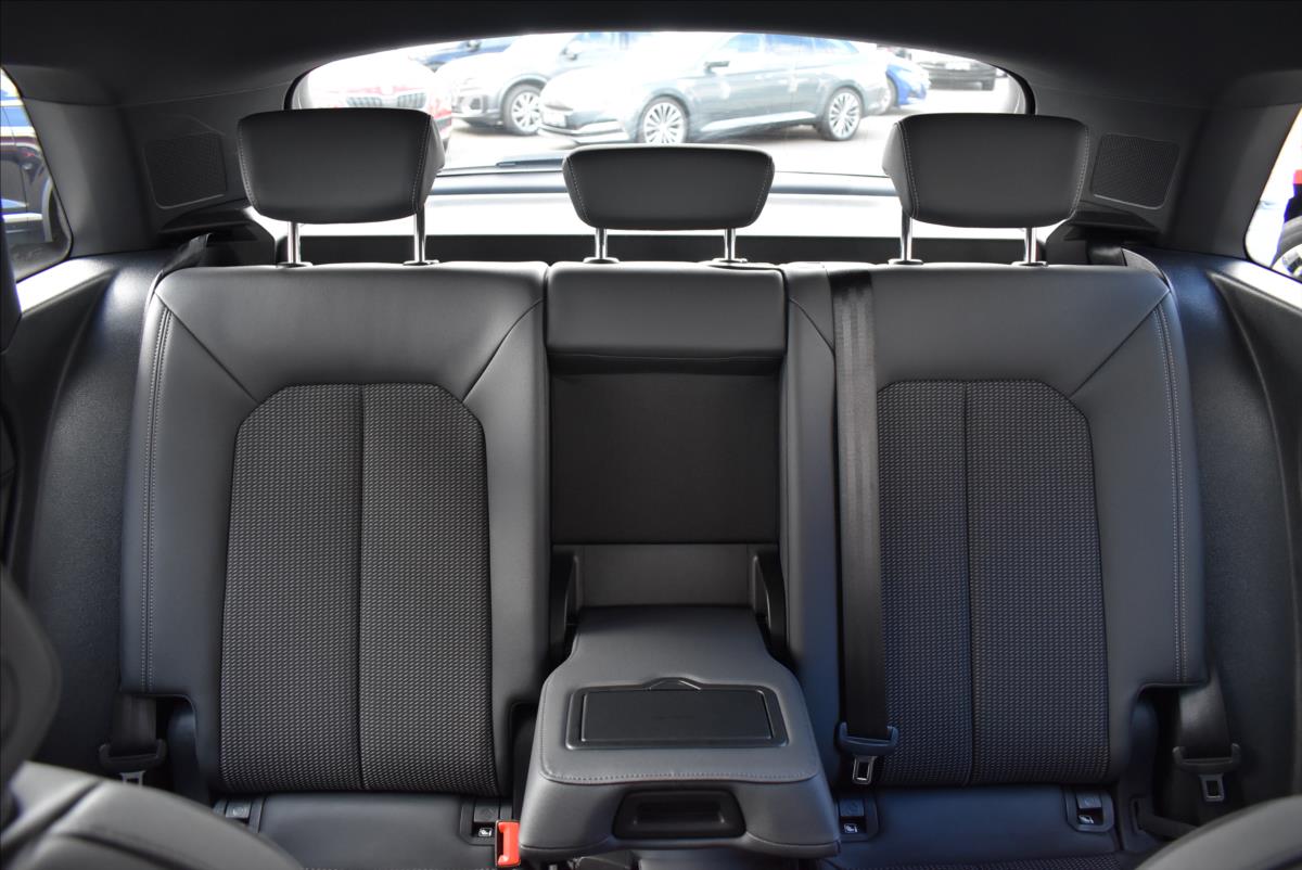 Audi Q3 1,4 45 TFSIe  S-tronic S-line LED Assist - 19