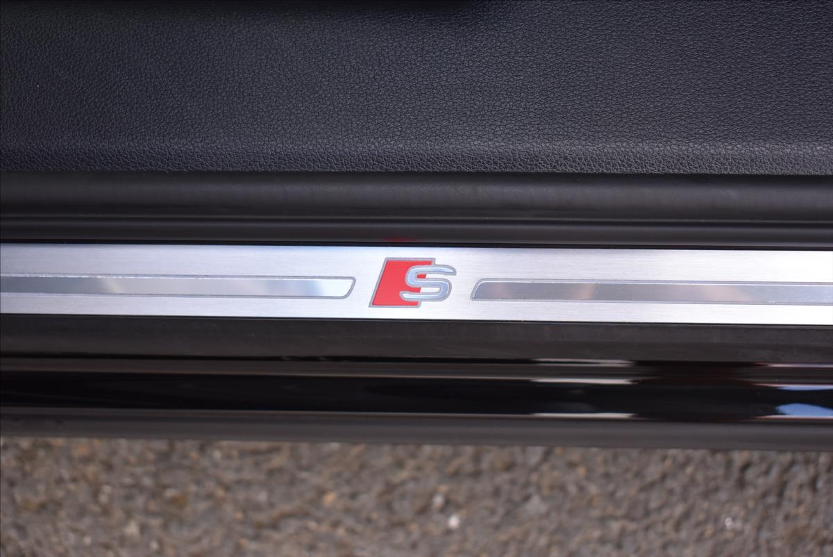 Audi Q3 1,4 45 TFSIe  S-tronic S-line LED Assist - 22