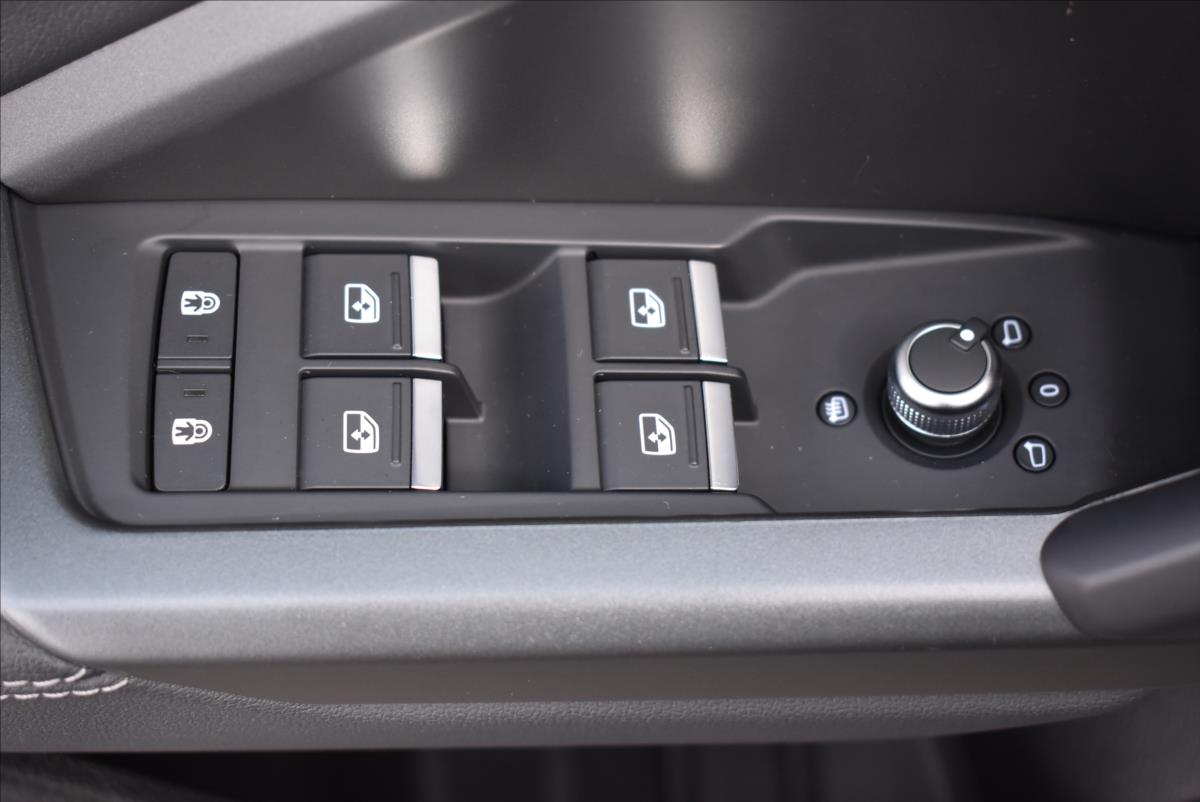 Audi Q3 1,4 45 TFSIe  S-tronic S-line LED Assist - 23