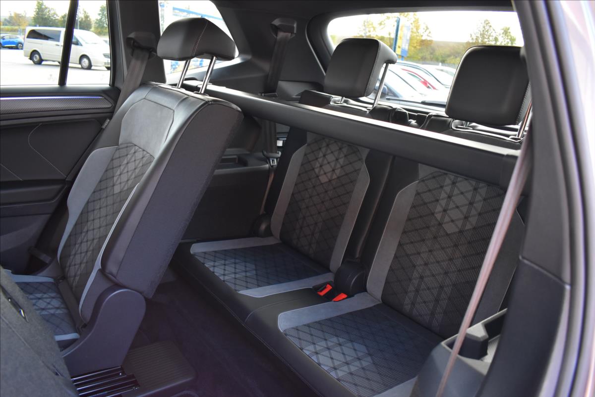 Volkswagen Tiguan Allspace 2,0 TDi  DSG 4x4 R-Line 7Míst Virtual - 13