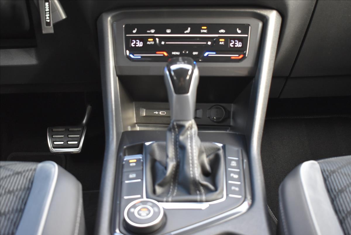 Volkswagen Tiguan Allspace 2,0 TDi  DSG 4x4 R-Line 7Míst Virtual - 15