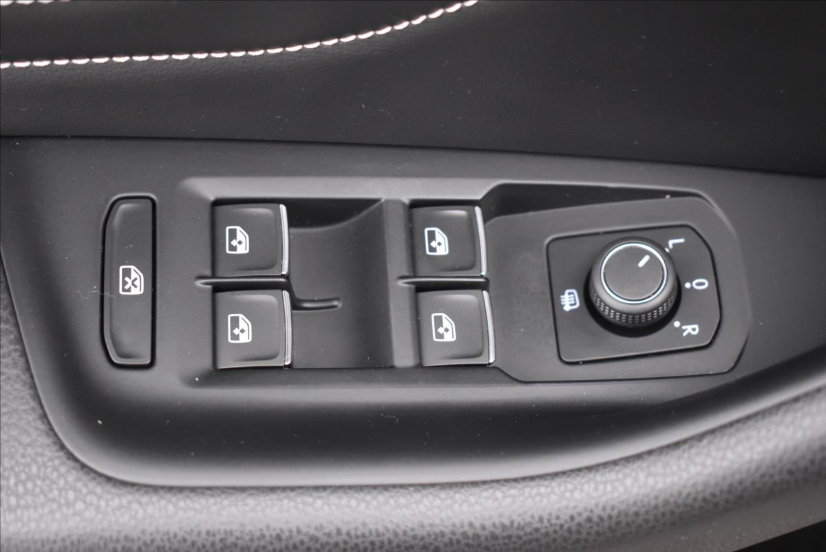 Volkswagen Passat 1,4 TSi  DSG GTE Virtual LED Matrix - 23