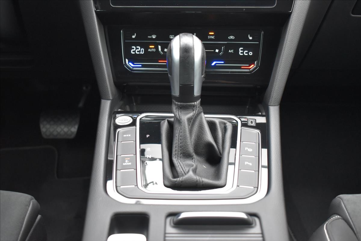 Volkswagen Passat 1,4 TSi  DSG GTE Virtual LED Assist - 19