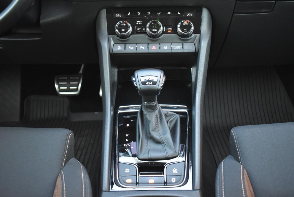 Škoda Karoq 2,0 TDi  DSG 4x4 Scout Virtual Kamera - 17