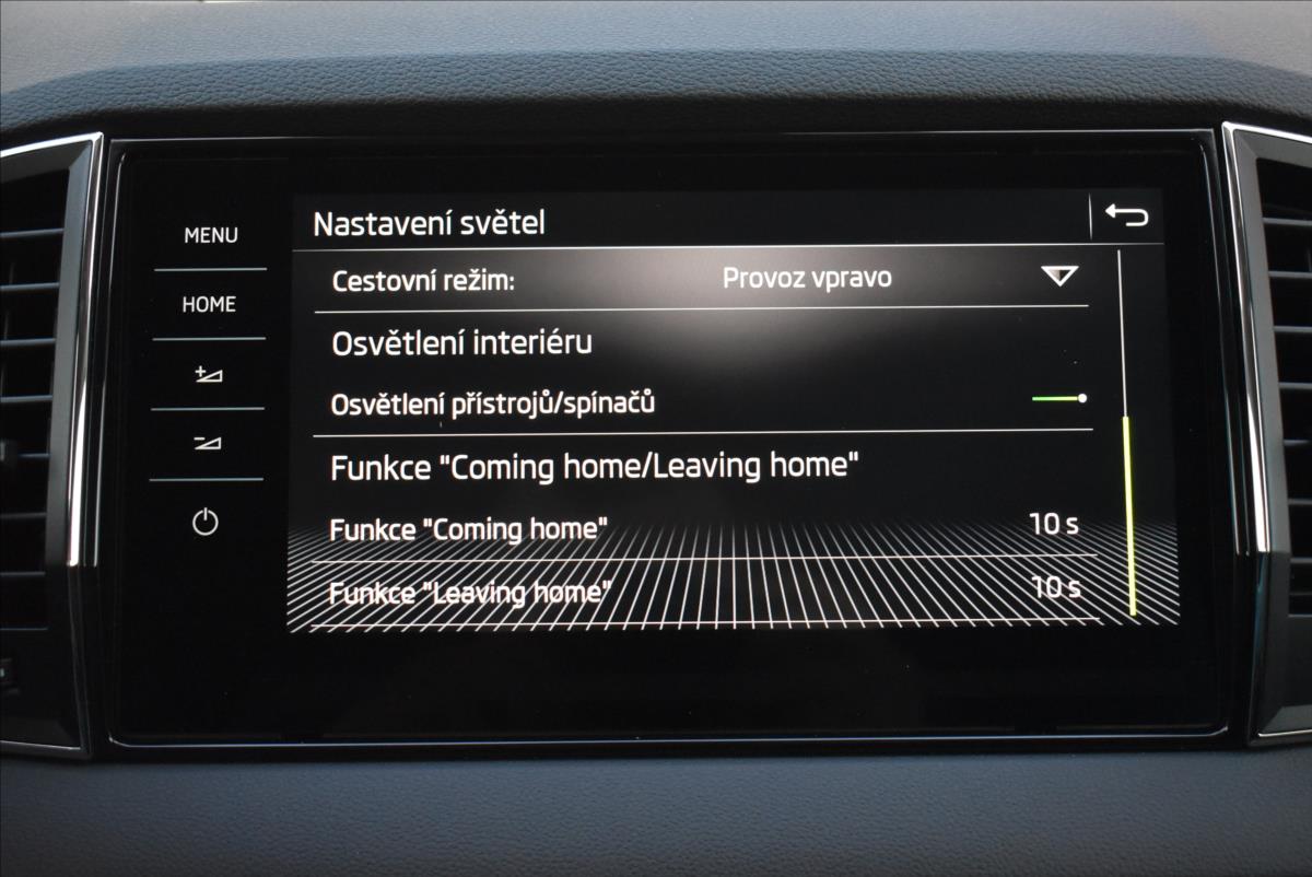 Škoda Karoq 2,0 TDi  DSG 4x4 Scout Virtual Kamera - 30