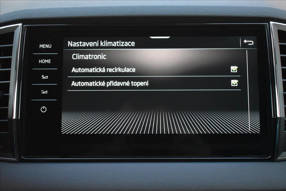 Škoda Karoq 2,0 TDi  DSG 4x4 Scout Virtual Kamera - 40