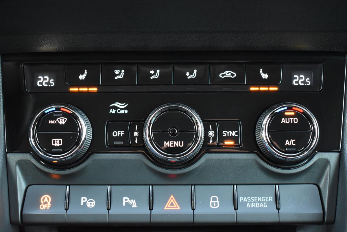 Škoda Karoq 2,0 TDi  DSG 4x4 Scout Virtual Kamera - 44