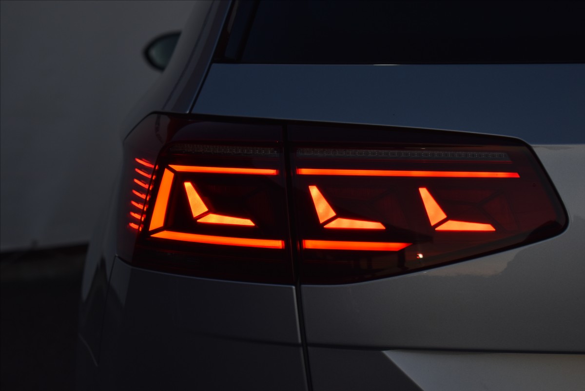 Volkswagen Passat 2,0 TDi  110kW Elegance Matrix Virtual - 8