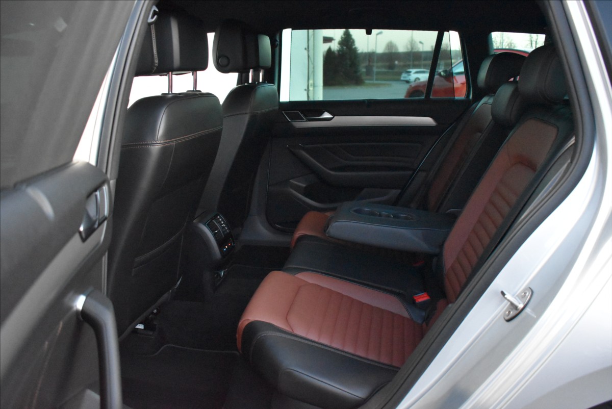 Volkswagen Passat 2,0 TDi  110kW Elegance Matrix Virtual - 11