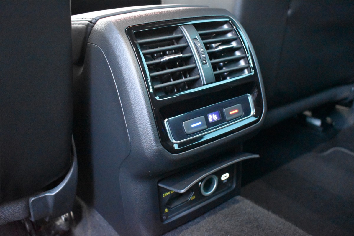 Volkswagen Passat 2,0 TDi  110kW Elegance Matrix Virtual - 13