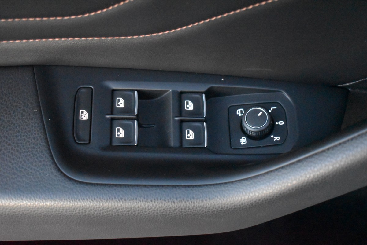 Volkswagen Passat 2,0 TDi  110kW Elegance Matrix Virtual - 23