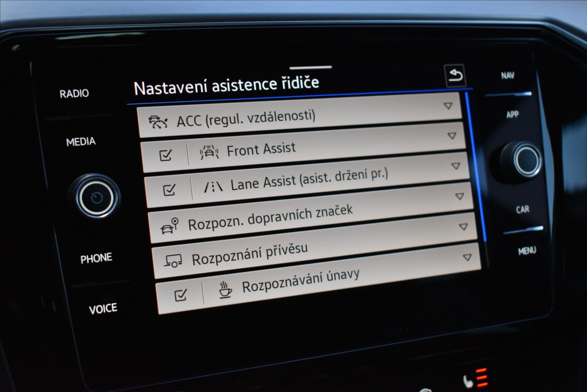 Volkswagen Passat 2,0 TDi  110kW Elegance Matrix Virtual - 41