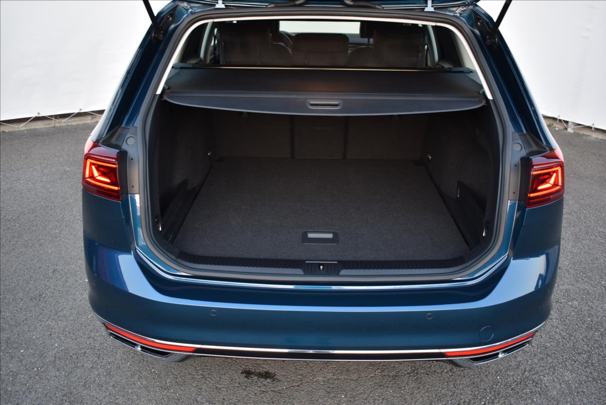 Volkswagen Passat 2,0 TDi  DSG R-Line LED Matrix Virtual - 10