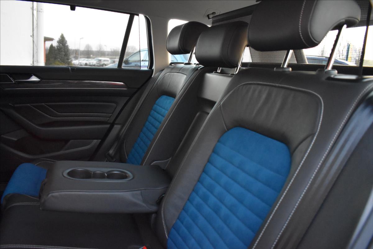 Volkswagen Passat 2,0 TDi  DSG R-Line LED Matrix Virtual - 13
