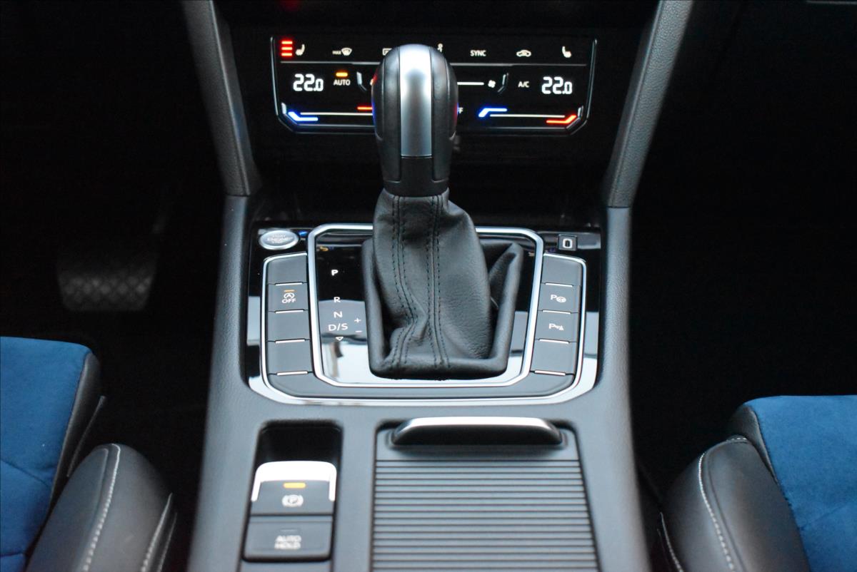 Volkswagen Passat 2,0 TDi  DSG R-Line LED Matrix Virtual - 16