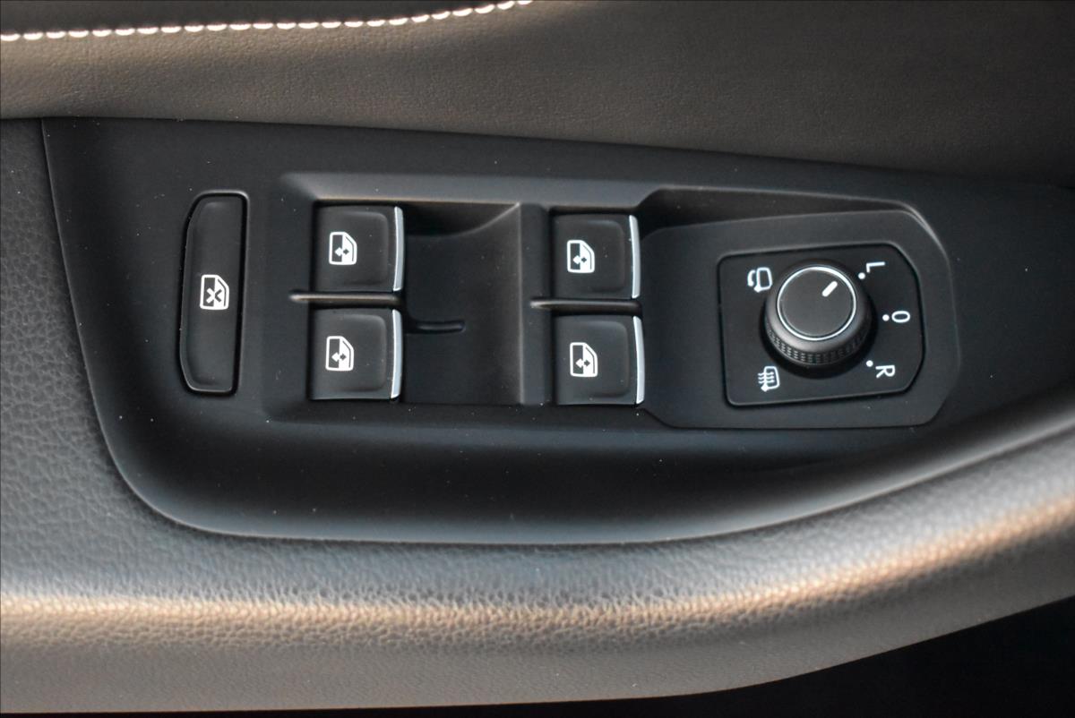 Volkswagen Passat 2,0 TDi  DSG R-Line LED Matrix Virtual - 22