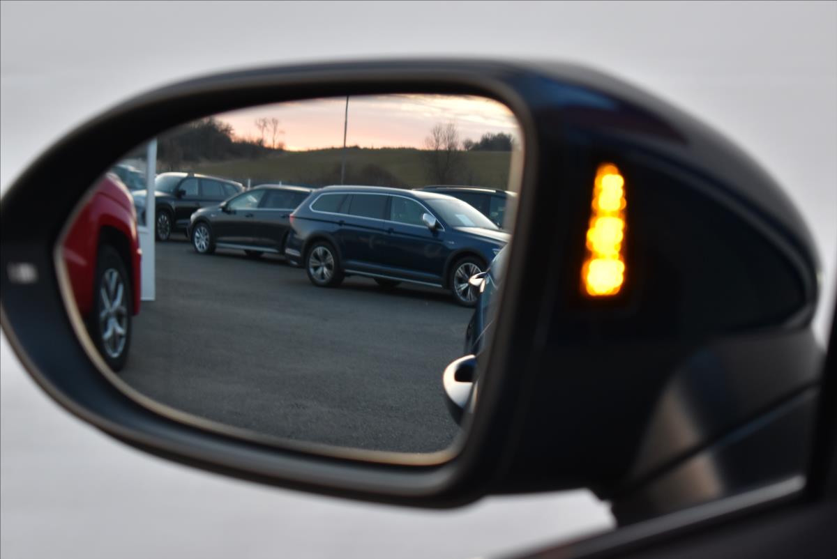 Volkswagen Passat 2,0 TDi  DSG R-Line LED Matrix Virtual - 26