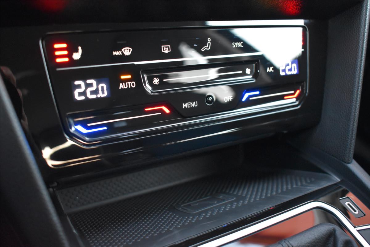 Volkswagen Passat 2,0 TDi  DSG R-Line LED Matrix Virtual - 44