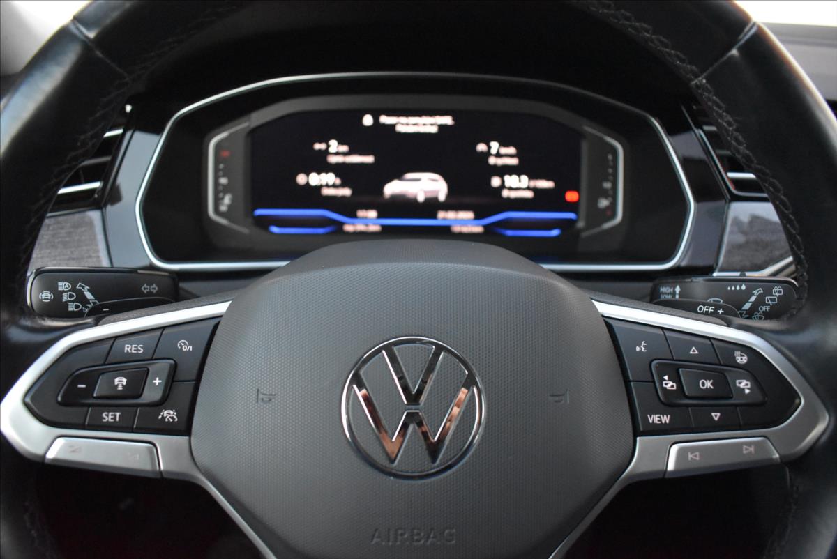 Volkswagen Passat 2,0 TDi  DSG R-Line LED Matrix Virtual - 46