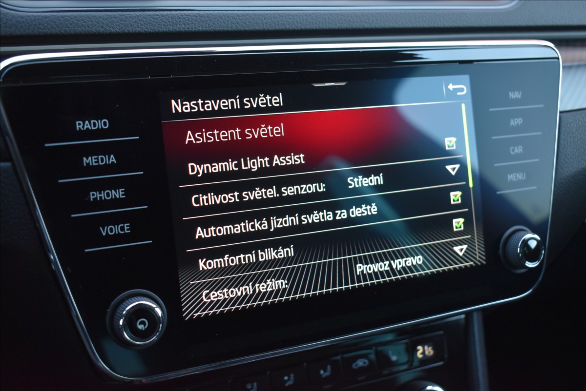 Škoda Superb 2,0 TDi  Sportline LED Virtual Kessy - 35