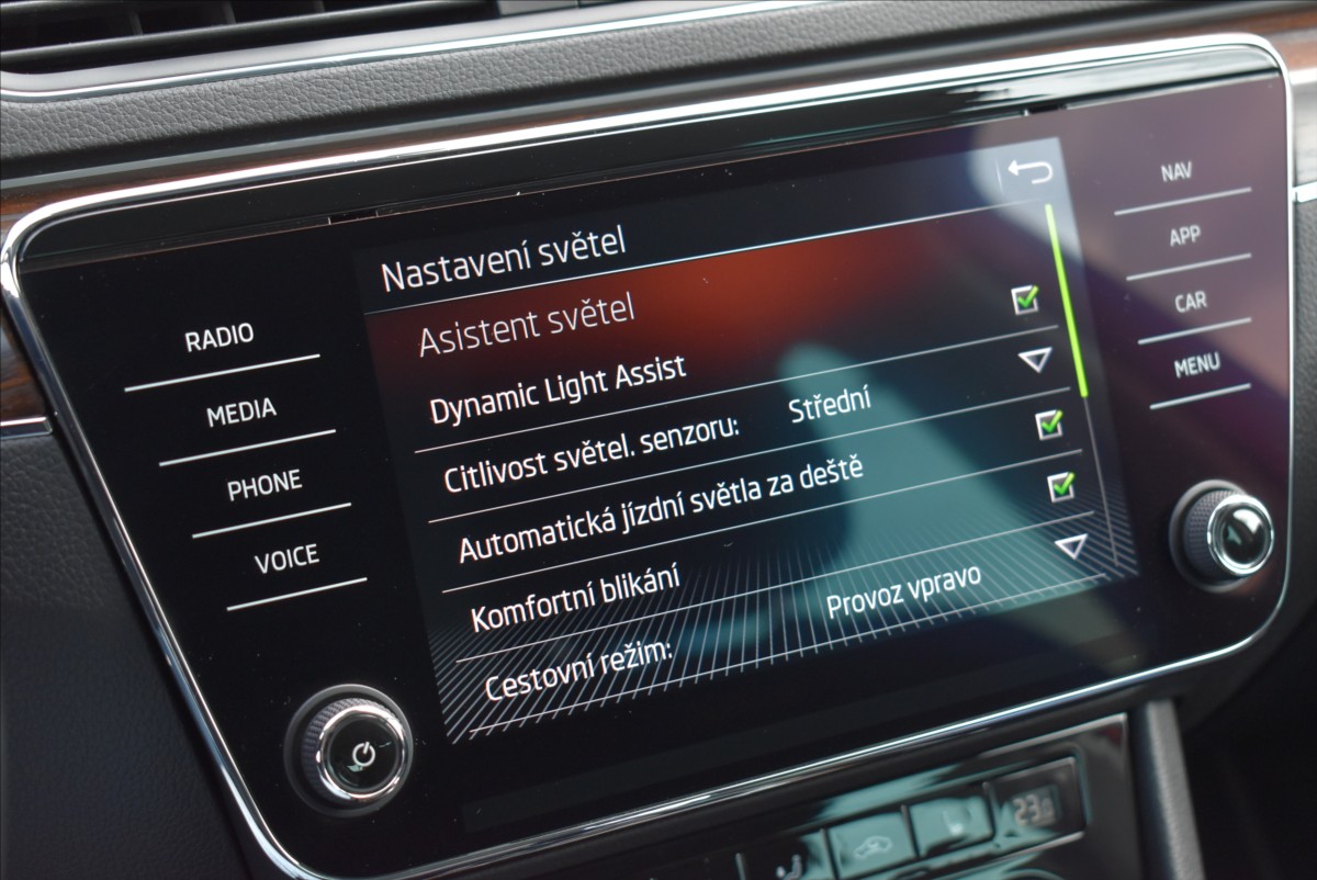 Škoda Superb 2,0 TDI  DSG 147KW SCOUT 4x4 - 30