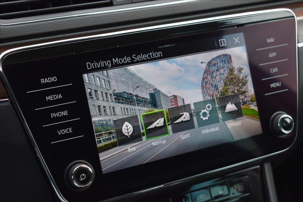 Škoda Superb 2,0 TDI  DSG 147KW SCOUT 4x4 - 34