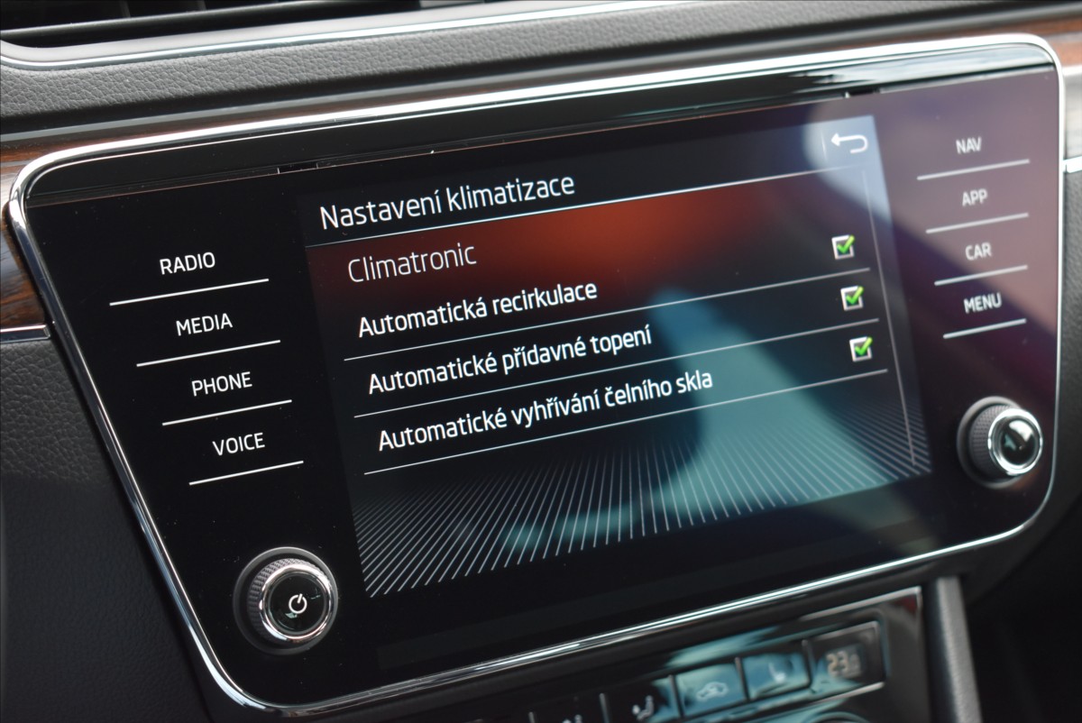 Škoda Superb 2,0 TDI  DSG 147KW SCOUT 4x4 - 38