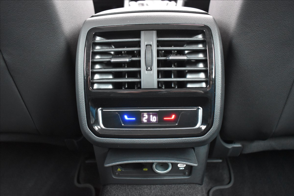 Volkswagen Passat 2,0 TDI  DSG R-Line Webasto Matrix - 13