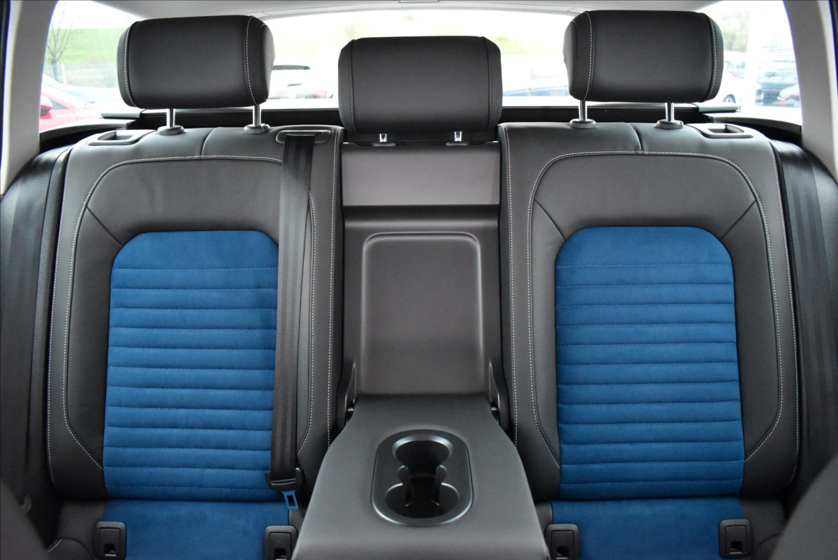 Volkswagen Passat 2,0 TDI  DSG R-Line Webasto Matrix - 24