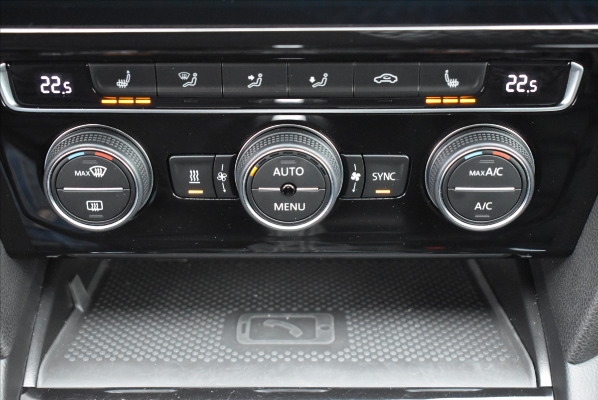 Volkswagen Passat 2,0 TSI  DSG R-Line Webasto Matrix - 45