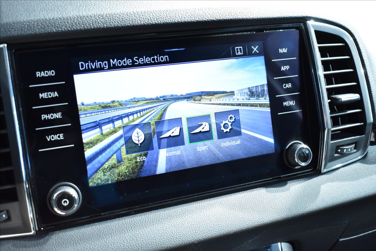 Škoda Karoq 2,0 TDi  Style Virtual Assist LED - 37