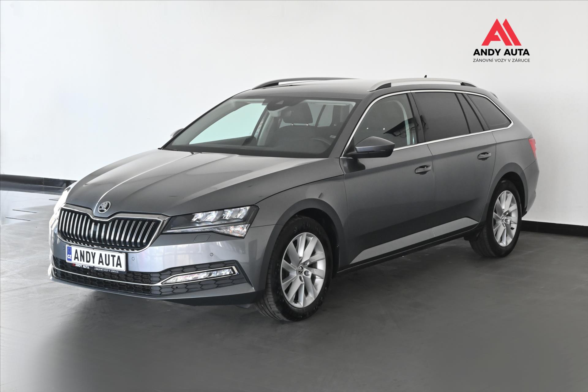 koda Superb 2,0 TDi 110kW DSG Style Zruka a 5 let