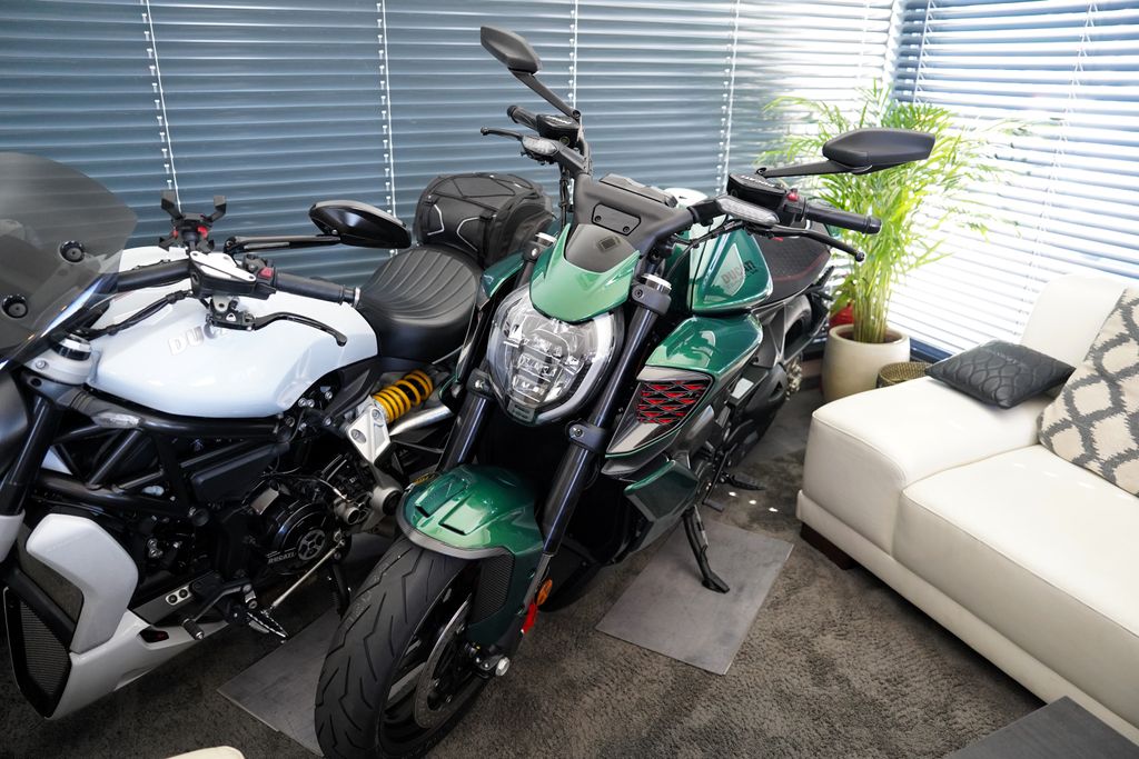 Ducati  Ducati Diavel V4 Bentley