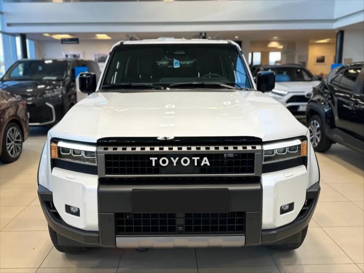 Toyota Land Cruiser 2,8   Invincible AT